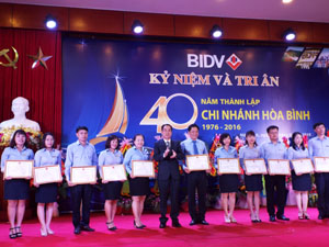 Đồng chí Nguyễn Văn Quang, Chủ tịch UBND tỉnh tặng bằng khen cho các tập thể, cá nhân của BIDV Hòa Bình có thành tích trong phong trào thi đua 2015

